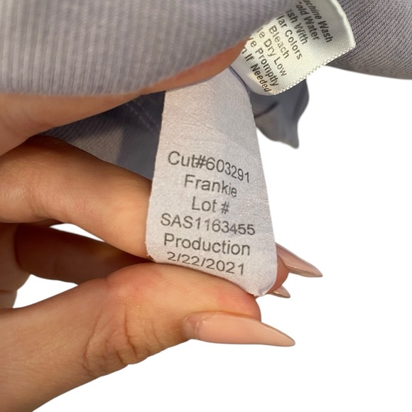 PJ Harlow Frankie Rib Long Sleeve V-Neck with Side Slits Size Medium Like New - Picture 8 of 11